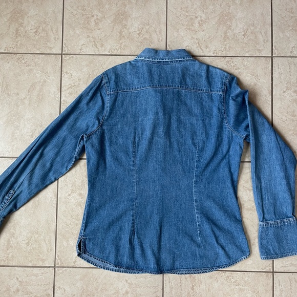 Old Navy Fitted Snap Front Chambray Shirt - Picture 2 of 5